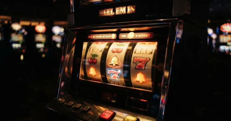 Svjetleći koluti automata za igru u tamnoj prostoriji, izbliza — besplatni casina u hrvatskoj